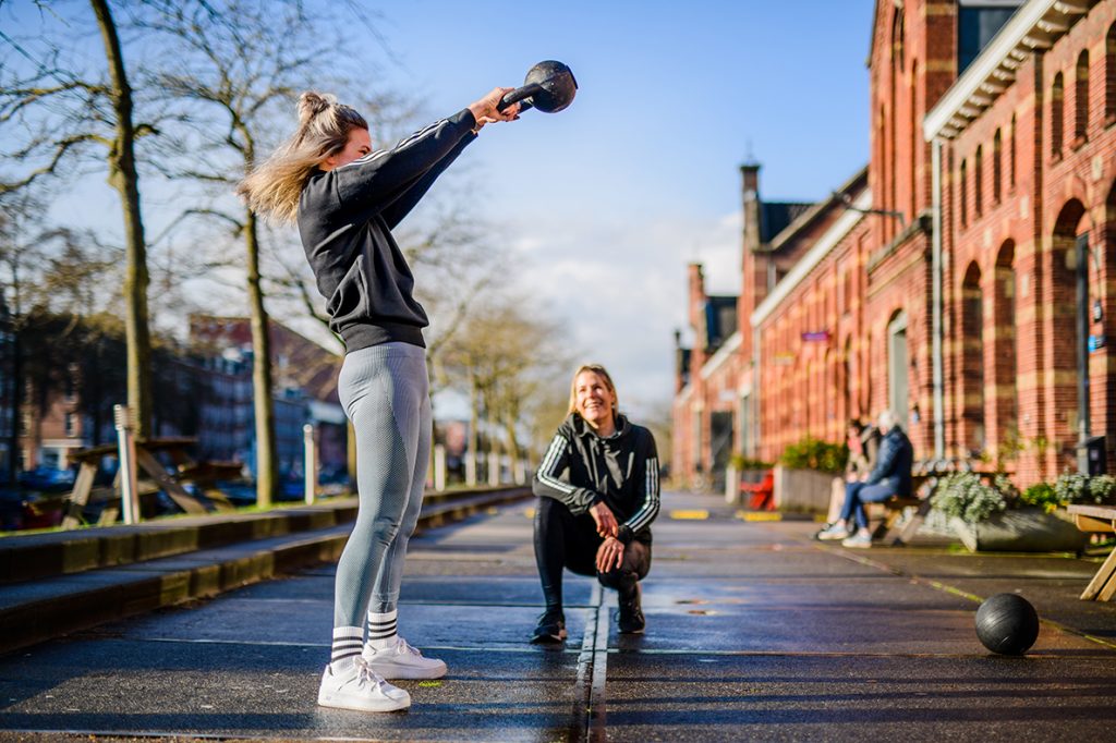 kettlebell swing - bootcamp workout oefening